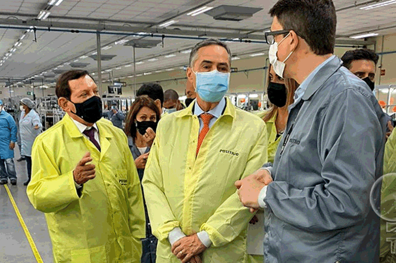 Barroso visita fabrica e conversa com operários