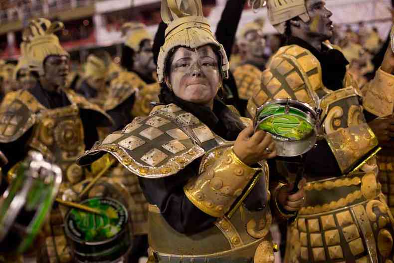 Ritmista do Imprio Serrano na Sapuca, no carnaval de 2018. Bateria se vestiu como o Exrcito de Terracota do Imperador Qin, no enredo O imprio do samba na rota da China (foto: Mauro Pimentel/AFP)