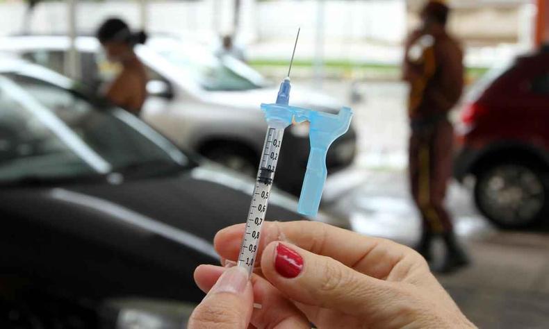 Postos de saúde de BH abrem, neste sábado (17/6), para vacinação e atendimento de pacientes com sintomas gripais(foto: Jair Amaral/EM/D.A Press. Brasil) seringa com vacina da covid