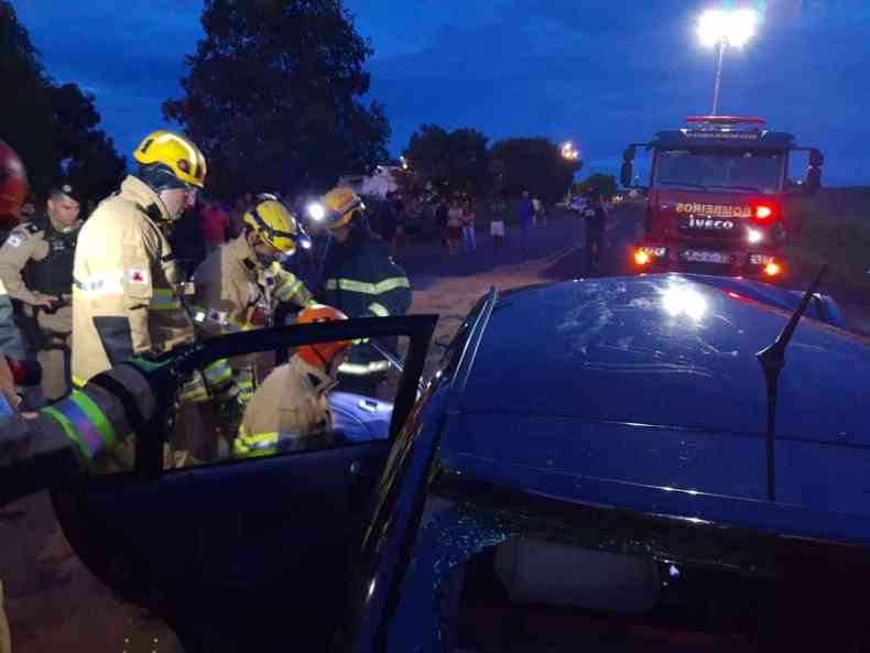 O homem que teria causado o acidente em Uberaba, de acordo com informaes dos bombeiros, foi socorrido em estado grave(foto: Corpo de Bombeiros/ Divulgao)
