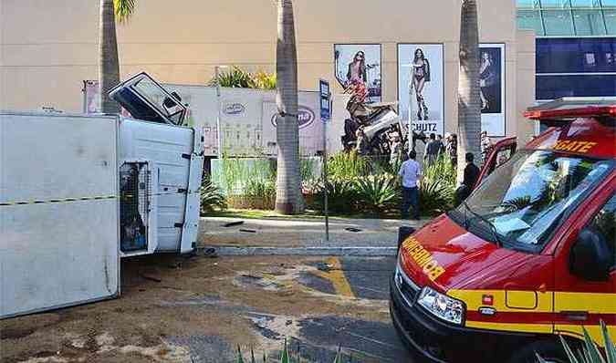 O caminho ainda bateu na lateral de um shopping e s parou depois de tombar(foto: Olavo Prazeres/ Tribuna de Minas)