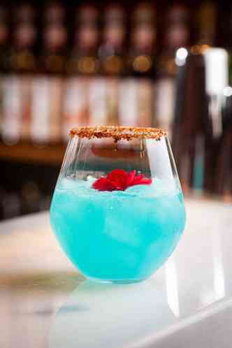 Preparado com licor azul, o Margarita Tajin  um dos coquetis mais pedidos(foto: Victor Schwaner/Divulgao)