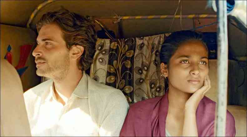 Os atores Roman Kolinka e Aarshi Banerjee interpretam o jornalista francs Gabriel e a estudante indiana Maya, que se envolvem no longa de Mia Hansen-Love (foto: Zeta Filmes/Divulgao)