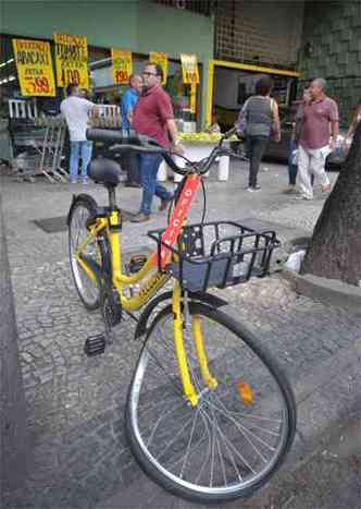 Com roda entortada, bicicleta da Yellow, que comeou a atuar em BH h uma semana, espera para ser recolhida para manuteno (foto: Alexandre Guzanshe/EM/D.A Press)