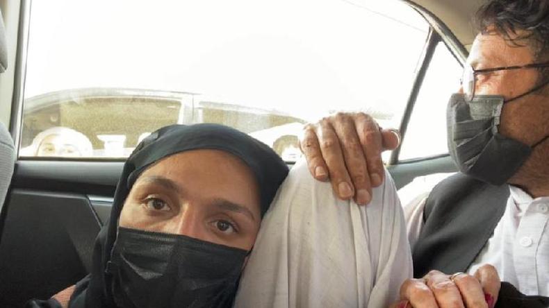 Ghafari se escondeu no carro para passar por postos de controle do Taleb(foto: Zarifa Ghafari)
