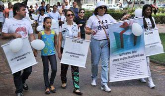 Com uma caminhada pela Praça da Liberdade, o programa Com Viver, do Centro de Voluntariado de Apoio ao Menor (Cevam), abriu, ontem, as inscrições para apadrinhamento afetivo de meninos e meninas(foto: Leandro Couri/EM/DA Press) Com uma caminhada pela Praça da Liberdade, o programa Com Viver, do Centro de Voluntariado de Apoio ao Menor (Cevam), abriu, ontem, as inscrições para apadrinhamento afetivo de meninos e meninas(foto: Leandro Couri/EM/DA Press)