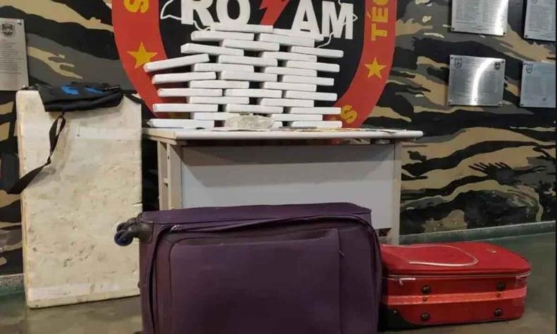 Foram apreendidos um celular, R$ 2.200 e 29 barras de maconha embaladas (foto: Rotam/ Divulgação) Hotel