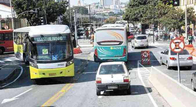 Carro  flagrado na pista do BRT na sada da Rua Oiapoque, no Centro(foto: Paulo Filgueiras/EM/D.A Press )