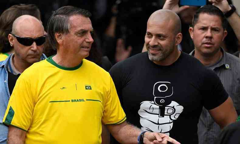 Foto de arquivo. Jair Bolsonaro e Daniel Silveira votam no Rio de Janeiro