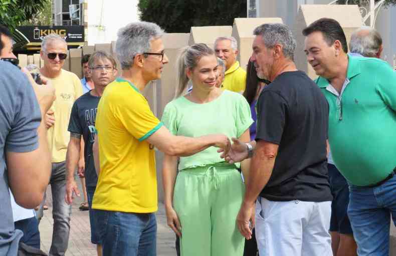 Na foto, governador de Minas cumprimenta apoiadores
