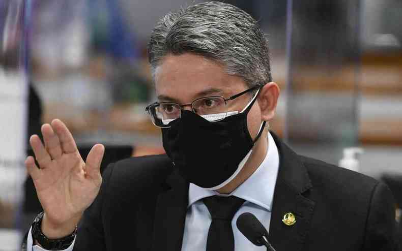 Senador Alessandro Vieira (Cidadania-SE) durante sesso da CPI