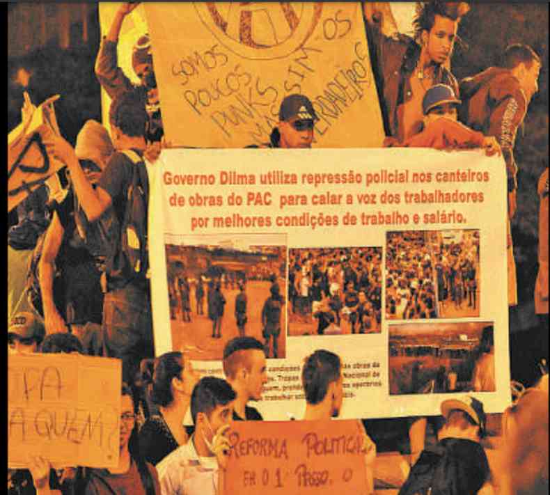 Momento marcante dos protestos em Belo Horizonte: manifestantes tomam a Praa Sete, no dia 15 de junho