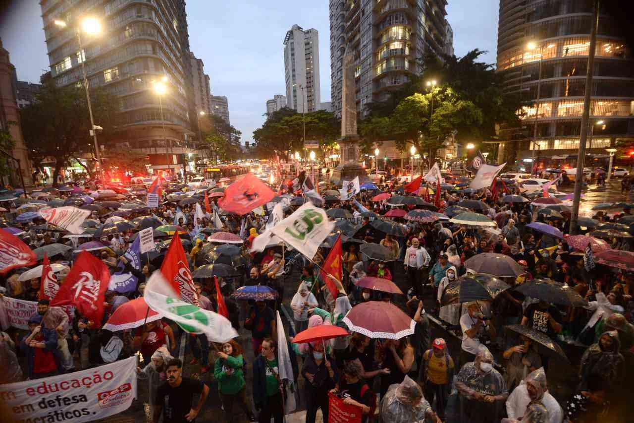 Centenas de pessoas fazem ato no Rio de Janeiro em defesa de