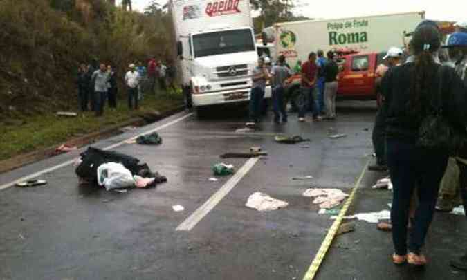 Uma caminhonete e dois caminhees se envolveram em acidente na BR-040, em Caranda(foto: Helen Rigueira/Divulgao)