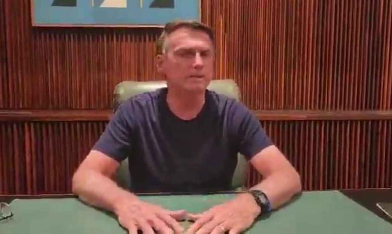 Última live de Bolsonaro foi no dia 2 de novembro, pedindo que os manifestantes bolsonaristas desbloqueassem as vias (foto: Reprodução/Redes sociais) Bolsonaro com camisa azul escura