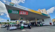 Motoristas fazem fila para abastecer em posto com gasolina mais barata