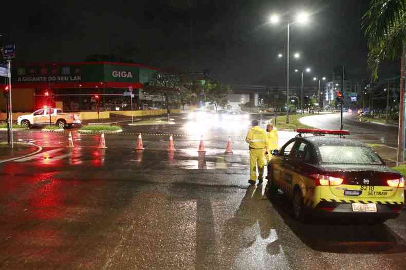 Clube é parcialmente interditado por festa e aglomeração em Uberlândia -  Gerais - Estado de Minas