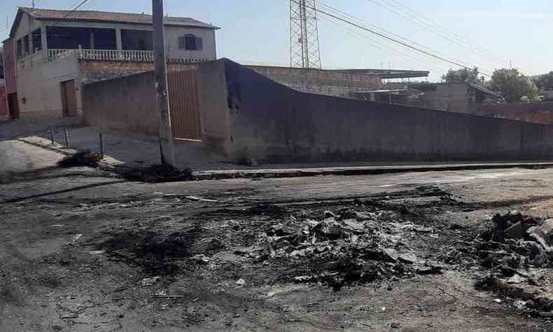 Local onde um nibus da linha Pedra Branca foi incendiado na noite do dia 16/9, em Ribeiro das Neves(foto: Gladyston Rodrigues/EM/D.A Press)