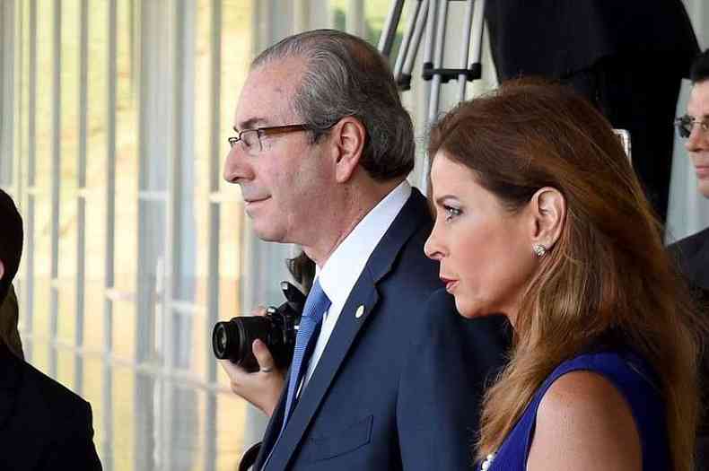 Eduardo Cunha com a mulher, Cludia Cruz, que, de acordo coma Lava-Jato, recebeu R$ 250 mil de igreja evanglica (foto: Evaristo S/AFP)