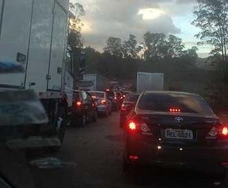 Tr�nsito na BR-040 em Itabirito(foto: F�bio Schiavico)