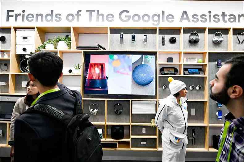 Dispositivos eletrnicos domsticos que integram o Google Assistant so exibidos no pavilho do Google na CES 2019, em Las Vegas(foto: Robyn Beck/AFP )