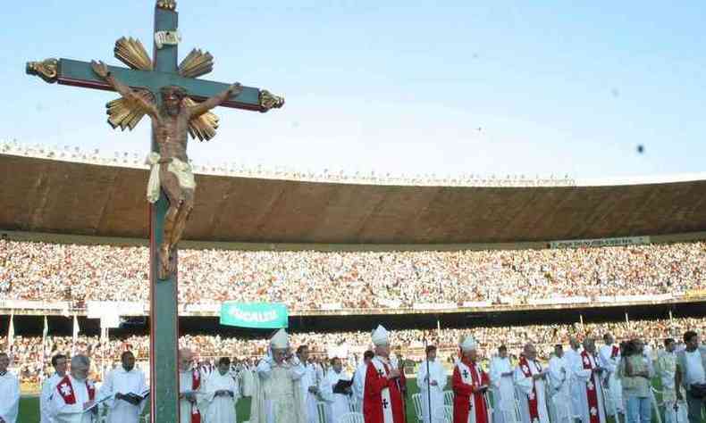 Em 2003, o cardeal arcebispo de Belo Horizonte dom Serafim Fernandes de Araujo concelebrada o Corpus Christi com 300 sacerdotes da arquidiocese(foto: Marcelo Sant'Anna/EM/DA Press)