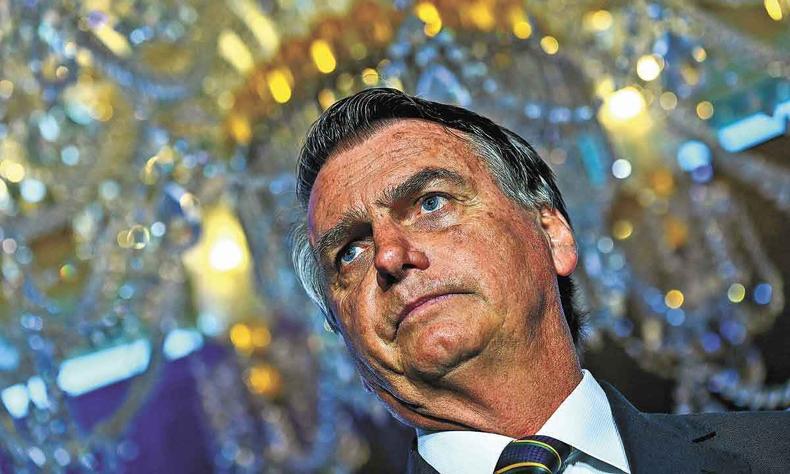 Brasil aguarda com expectativa as explicações do ex-presidente Jair Bolsonaro sobre presentes milionários(foto: Chandan Khanna/AFP) Jair Bolsonaro olha para a frente