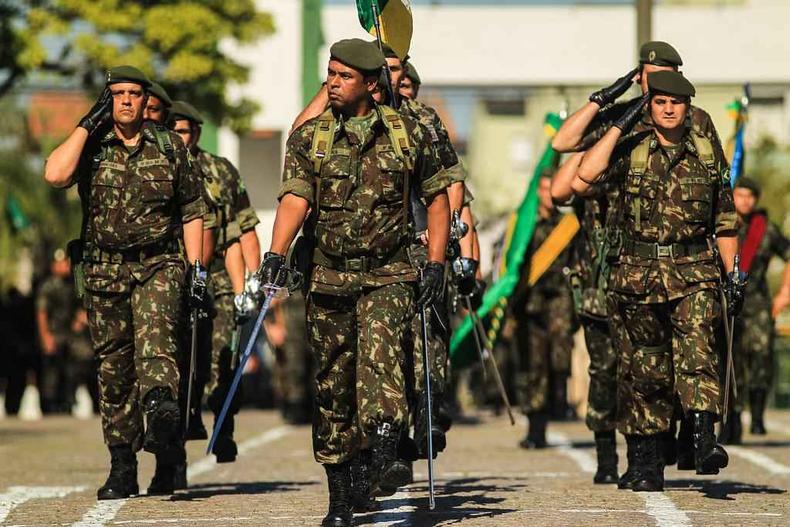 Desfile em aluso ao Dia do Exrcito