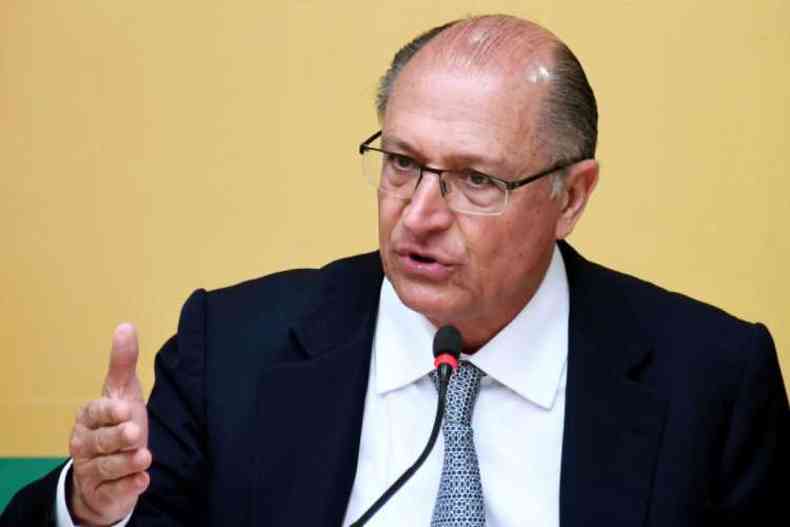 Geraldo Alckmin gesticula 