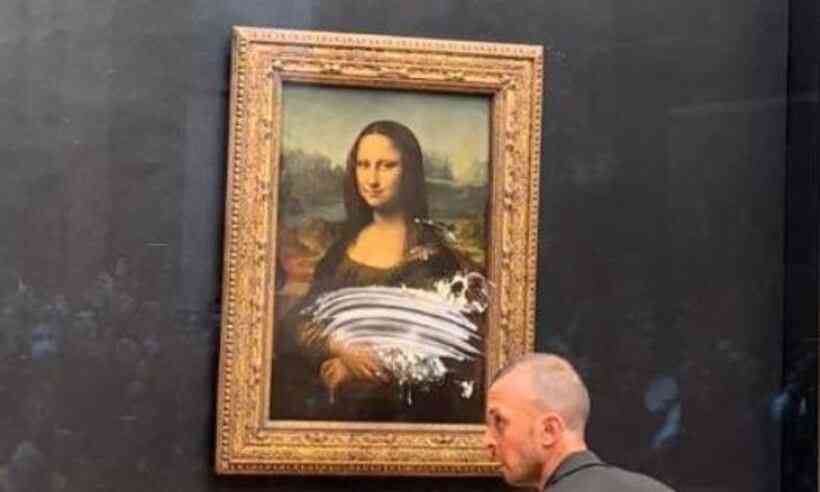  Quadro de Monalisa é atacado com bolo no Museu do Louvre, em Paris 