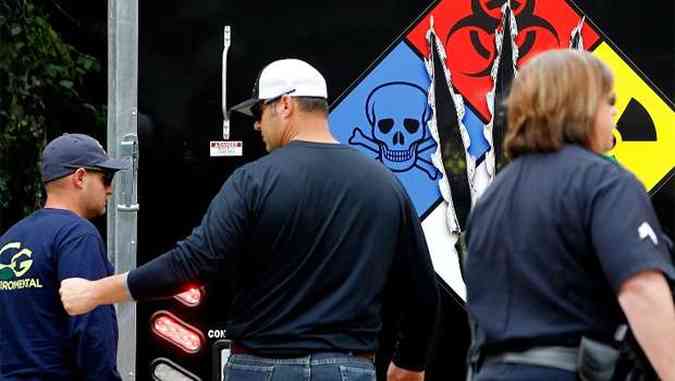 Autoridades inspecionam casa onde mora a enfermeira infectada com o vrus, no Texas(foto: MIKE STONE / GETTY IMAGES NORTH AMERICA / AFP)