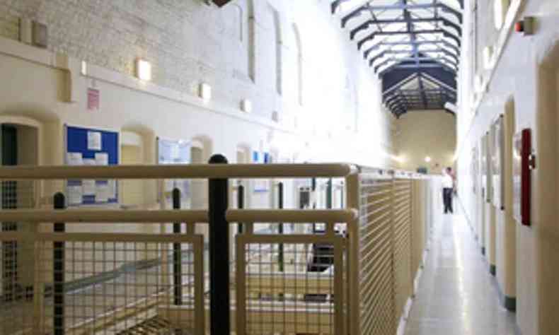 Foto do interior de uma unidade prisional feminina no Reino Unido 