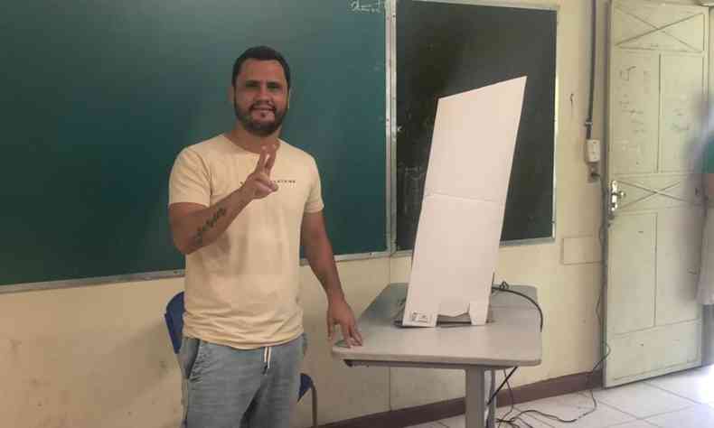 Na foto, senador eleito Cleitinho Azevedo vota em Divinpolis