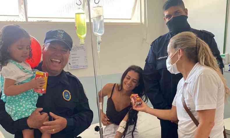 Na foto, policiais, Ludmila e a filha no hospital
