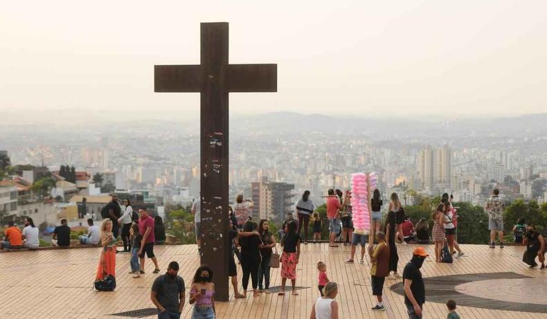 A Praa Israel Pinheiro, conhecida como Praa do Papa aps receber o Papa Paulo II em 1980, fica no bairro Mangabeiras e  um dos principais cartes-postais de Belo Horizonte. 
