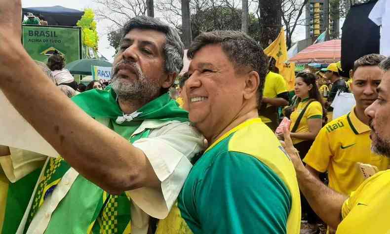 Carlos Viana sorri para selfie de apoiador