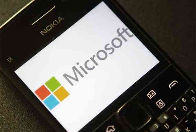 Logotipo da Microsoft  exibido em um celular da Nokia (foto: PREUTERSHeinz-Peter Bader)