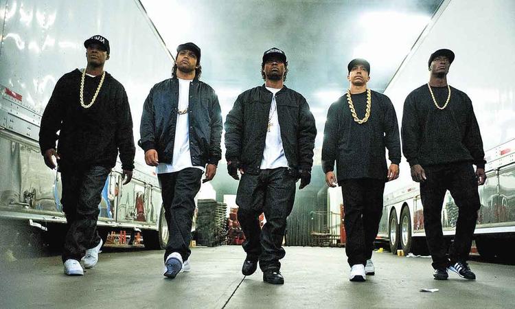 Vestidos de preto, Rappers caminham em calada larga em cena de Straight Outta Compton