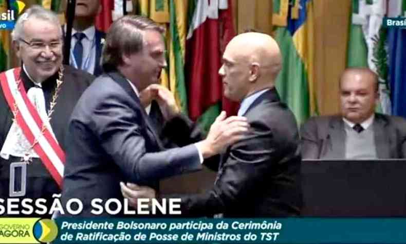Bolsonaro cumprimenta o ministro Alexandre de Moraes