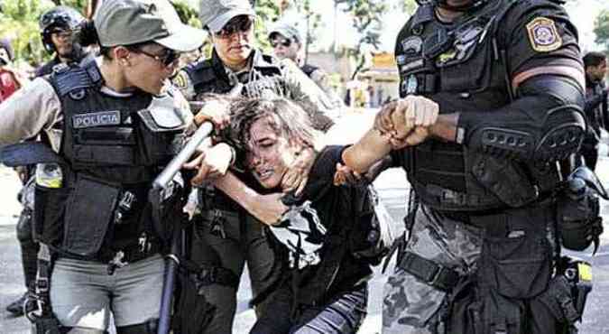 Na ltima quarta, integrantes do Movimento Passe Livre entraram em confronto com policiais militares em Recife: bombas e prises(foto: Blenda Souto Maior/DP/DA Press)