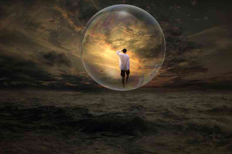 Homem dentro de uma bolha