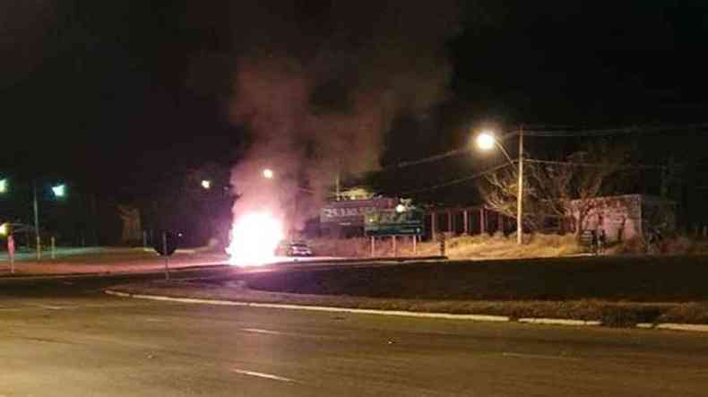 Carro foi destrudo pelas chamas. Motorista foi preso e levado ao hospital(foto: Reproduo/Redes sociais )