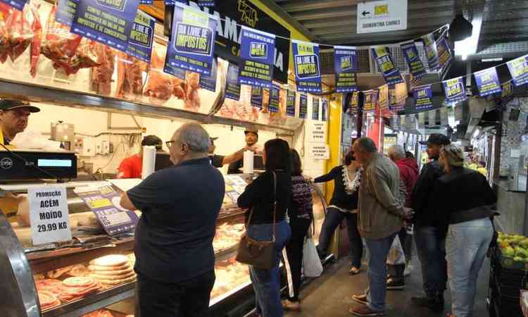 clientes esperando para serem atendidos em aougue de BH