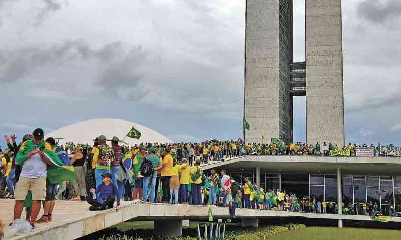 Bolsonaristas inconformados com resultado da eleio presidencial invadiram e depredaram as sedes dos trs Poderes em 8 de janeiro