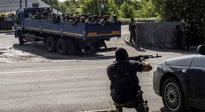 Combatentes pró-Rússia durante confronto pelo controle de aeroporto em Donetsk (foto: AFP PHOTO / FABIO BUCCIARELLI ) Combatentes pró-Rússia durante confronto pelo controle de aeroporto em Donetsk (foto: AFP PHOTO / FABIO BUCCIARELLI )