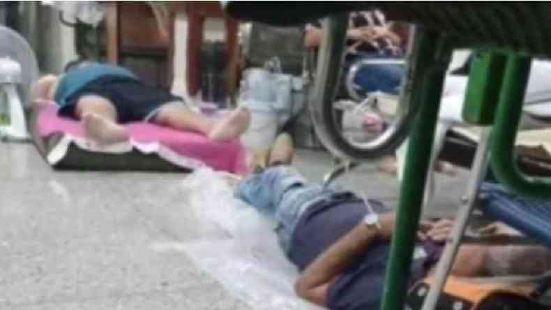 Segundo vdeos nas redes sociais, alguns pacientes tiveram que dormir at no cho(foto: Facebook)