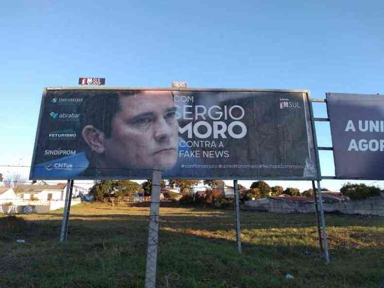 'Com Sergio Moro contra a fake news' diz outdoor em Curitiba(foto: Reproduo)