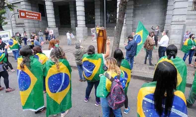 Cerca de 250 pessoas protestaram por uma hora em frente  sede da prefeitura(foto: Leandro Couri/EM/D. A. Press)