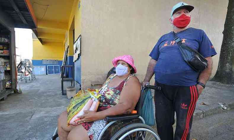 Adriana Soares, com risco aumentado para a doena, e o marido, Carlos Braga, se protegem no bairro onde o vrus mais avanou(foto: Gladyston Rodrigues/EM/DA Press)