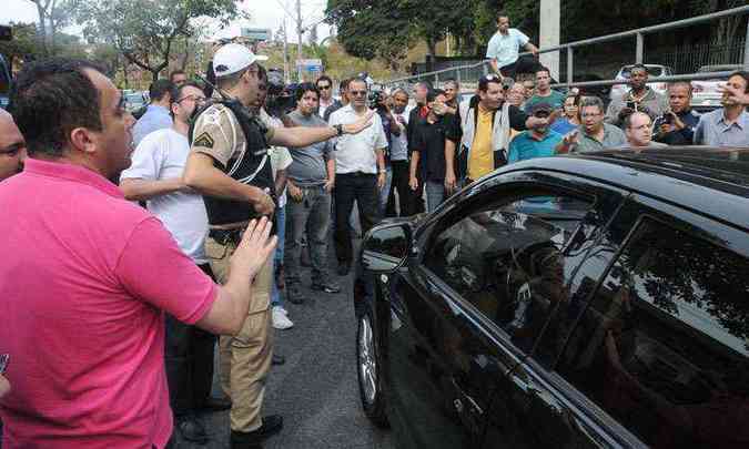 Taxistas protestaram contra motorista do Uber chamado por colega a prdio do MP(foto: Paulo Filgueiras/EM/D.A PRESS)